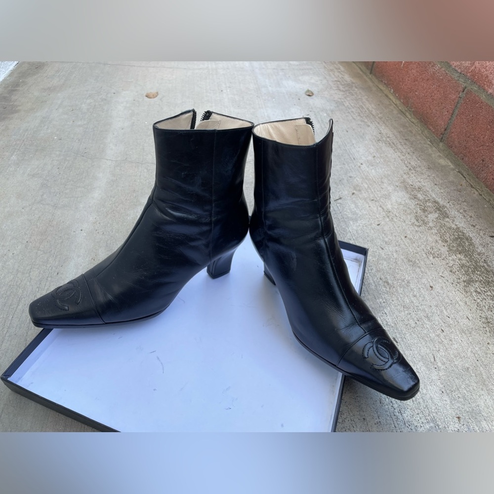 Authentic Vintage Chanel black leather boots with CC logo - Picture 11 of 15